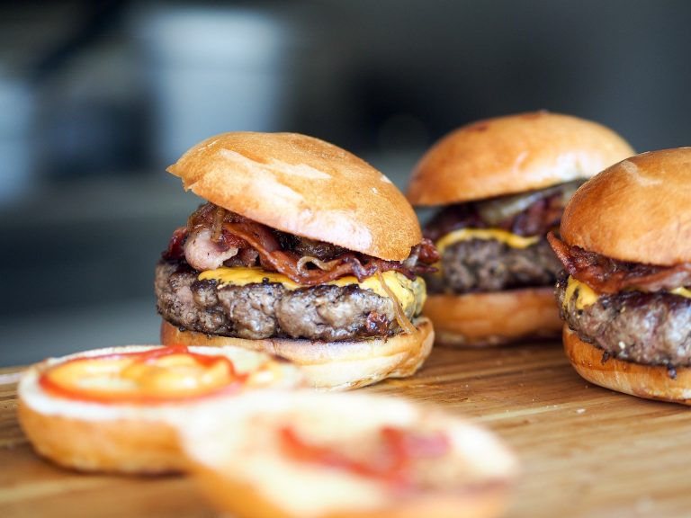 Cheeseburger mit karamellisierten Zwiebeln