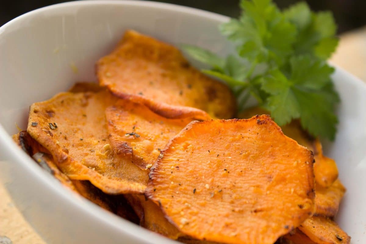 Süßkartoffelchips aus dem Backofen