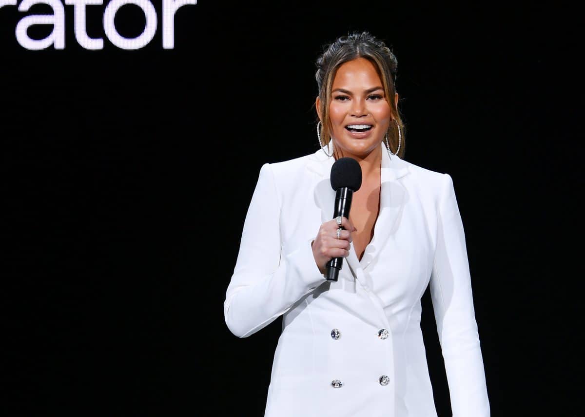 „Love yourself“: Chrissy Teigen zeigt ihre Narben von Endometriose-Operation