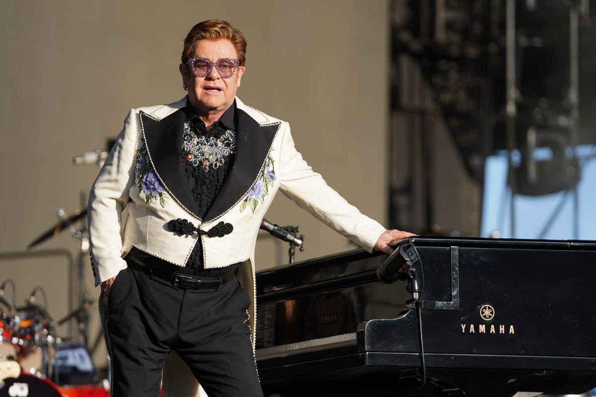 Elton John macht lustige Werbung für Corona-Impfung