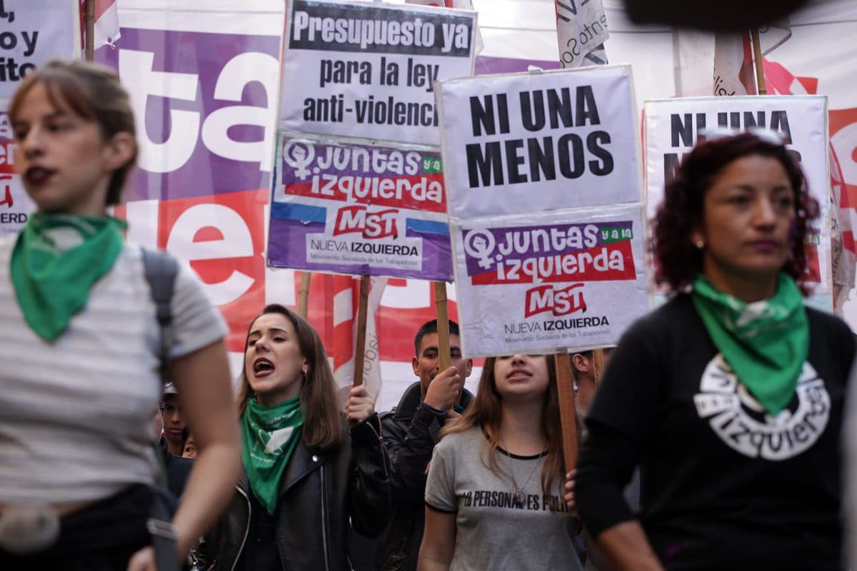 Demonstrantinnen in Argentinien verkleiden sich als Leichen und protestieren gegen Frauenmord