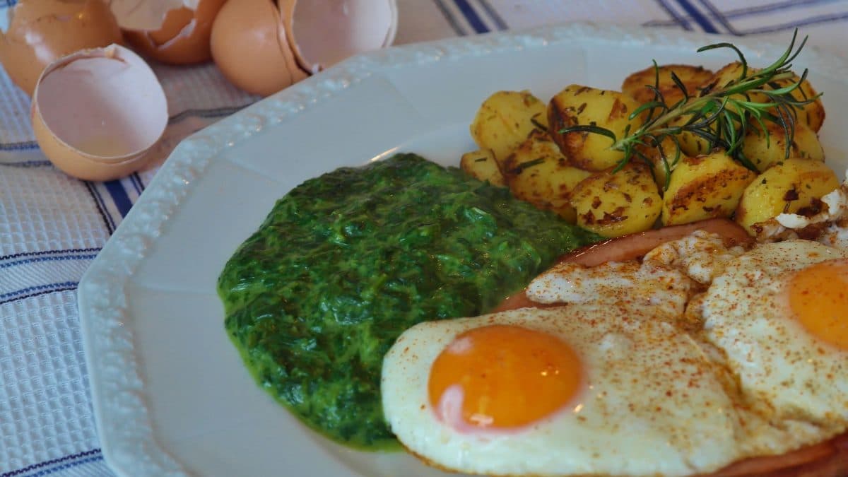 Spinat mit Spiegelei und Kartoffeln