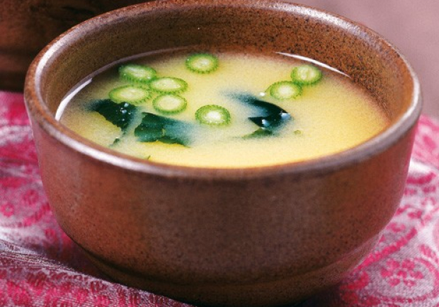 Miso-Suppe mit Tofu und Wakame