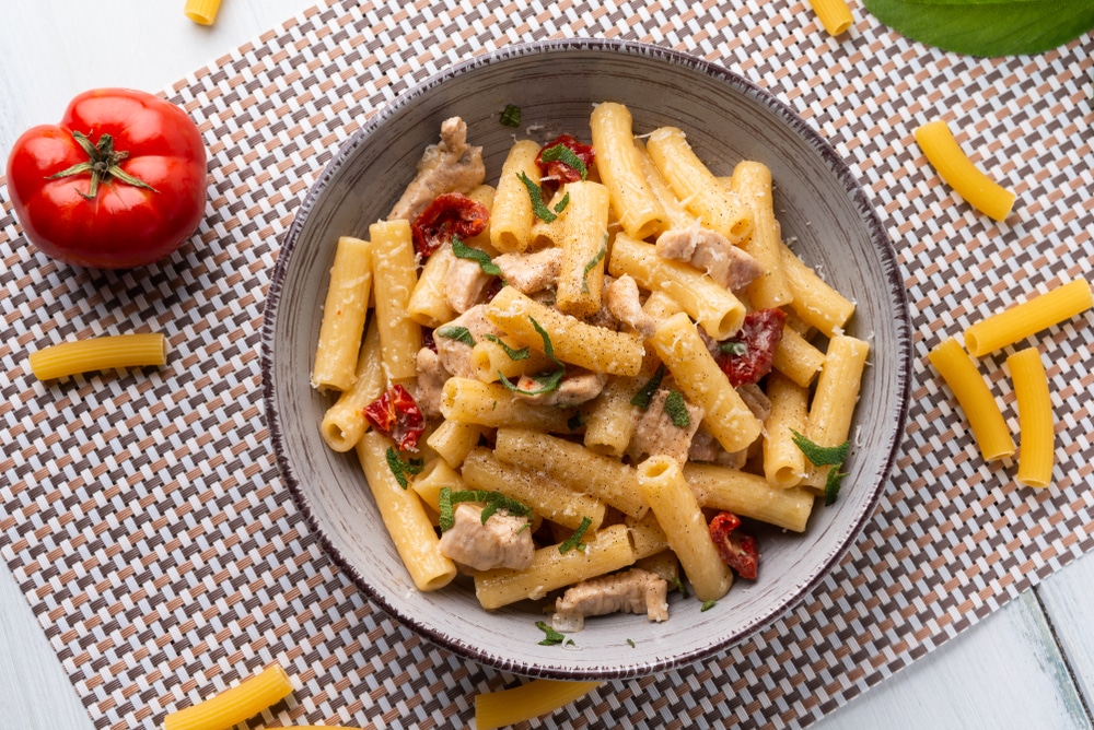 Maccheroni mit zartem Gemüse, Huhn & Ziegenfrischkäse