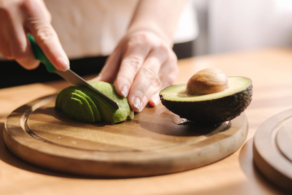 Kräuter-Avocado-Bowl mit Pilz-Talern