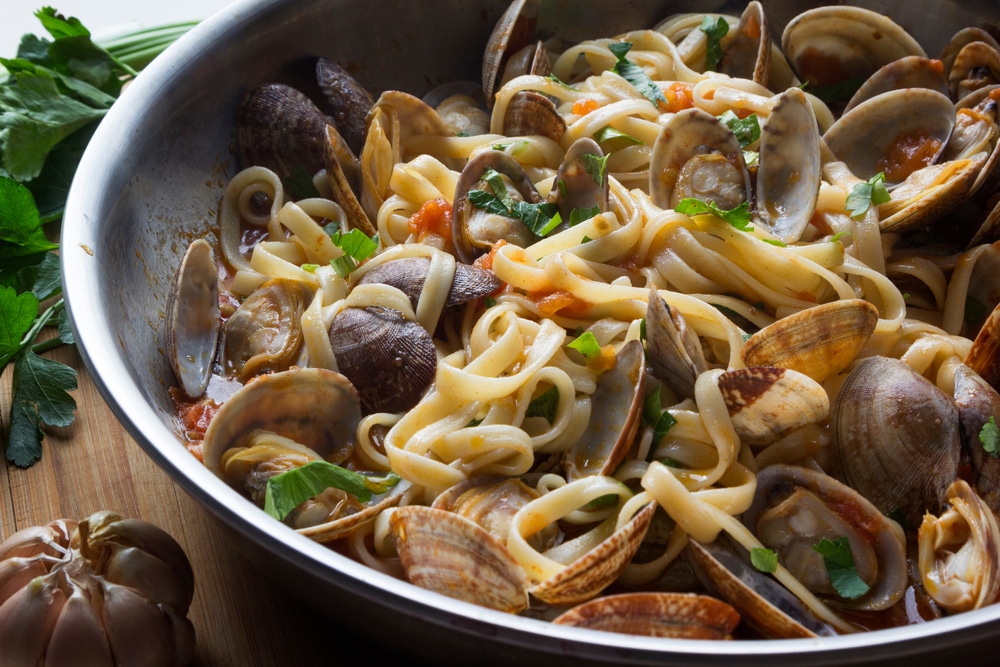 Muscheln in Kokossauce mit Chili-Bandnudeln