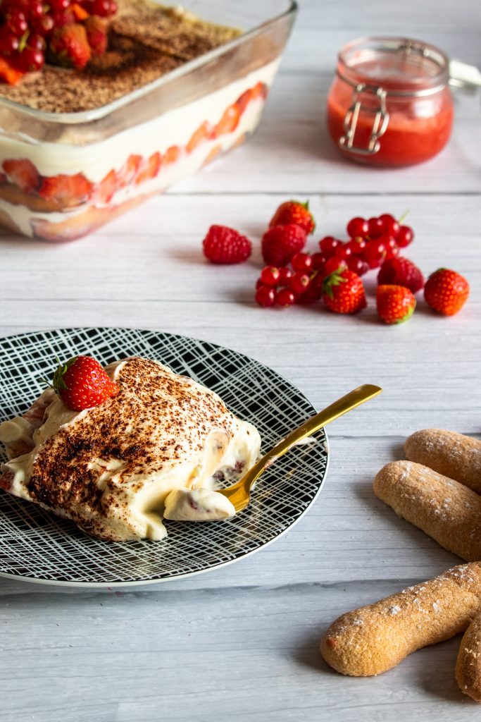 Tiramisú mit Biskotten und Beeren