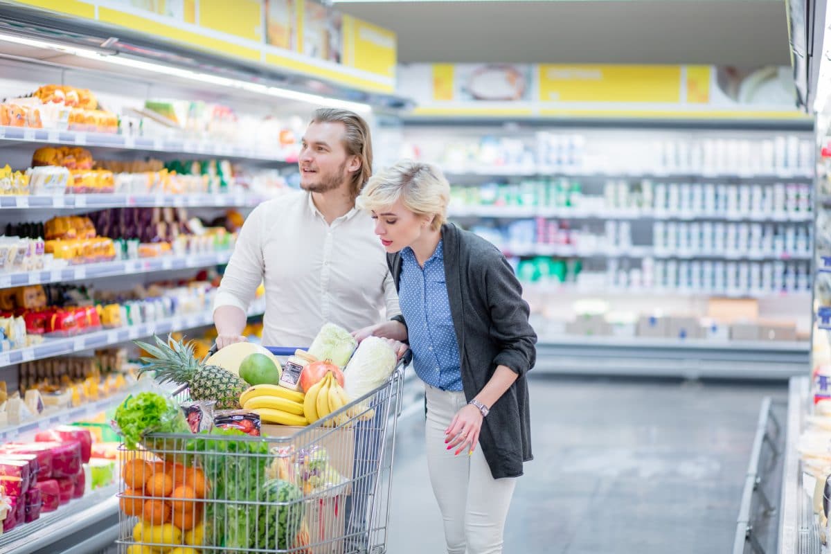 5 Diskussionen die du jedes Mal mit deinem Freund im Supermarkt führst