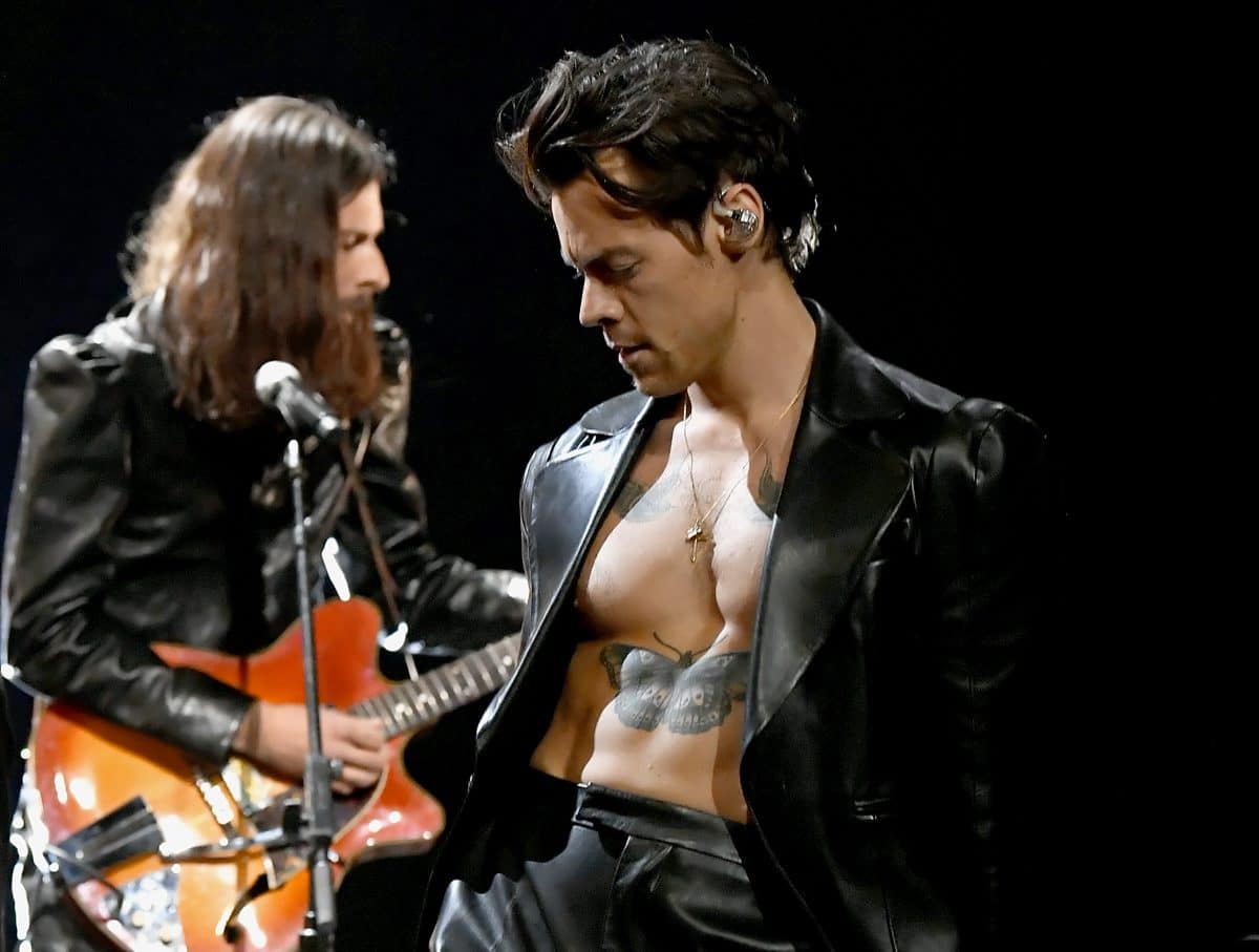 Harry Styles performt halbnackt bei Grammys und Twitter spielt verrückt Harry Styles performt halbnackt bei Grammys und Twitter spielt verrückt