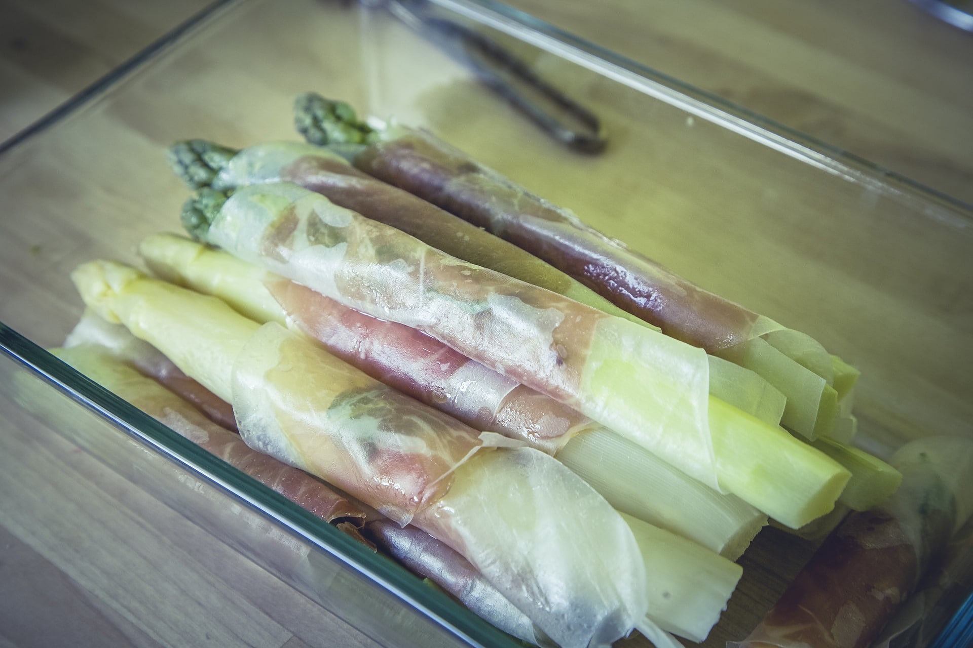 Weißer Spargel im Schinkenmantel