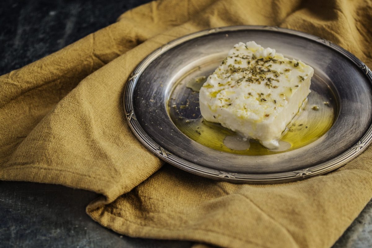 Gebackener Feta mit Kartoffelspalten und Tsatsiki