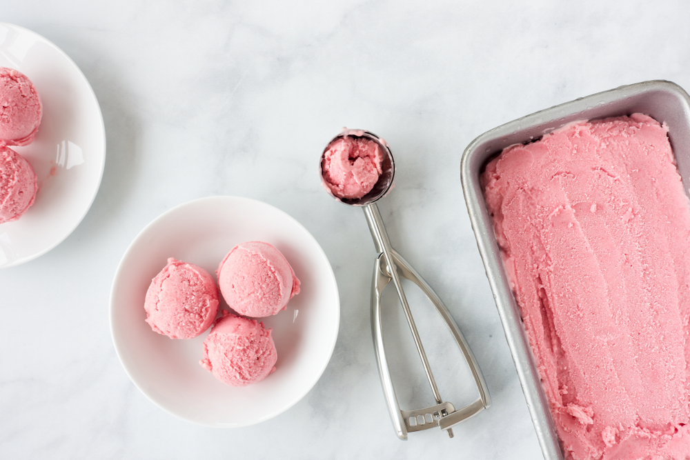 Rhabarber-Eis mit Stevia mit marinierten Erdbeeren