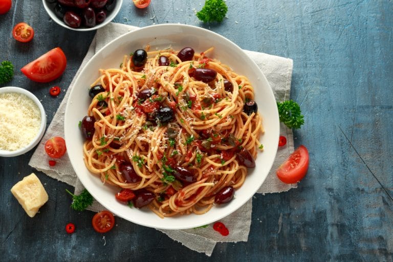 Capellini mit Sardellen, Oliven und Kapern