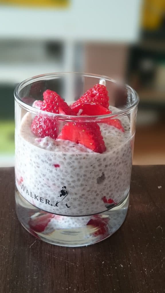 Chia-Knusper-Pudding mit Früchten