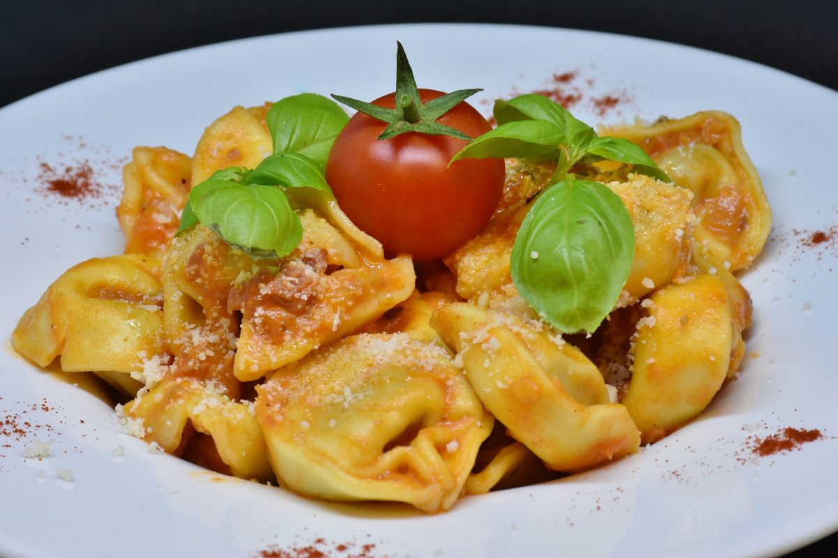 Tortellini mit Tomaten-Weinsauce