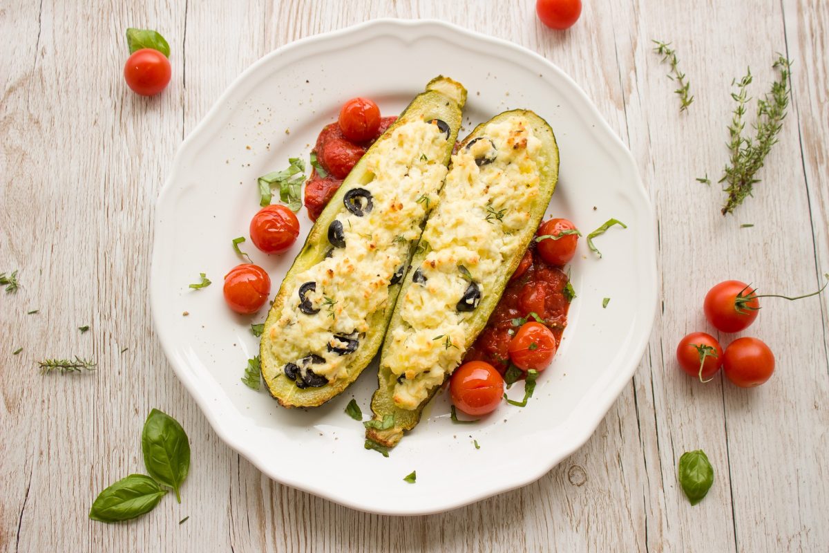 Gefüllte Zucchini mit Reis und Faschiertem