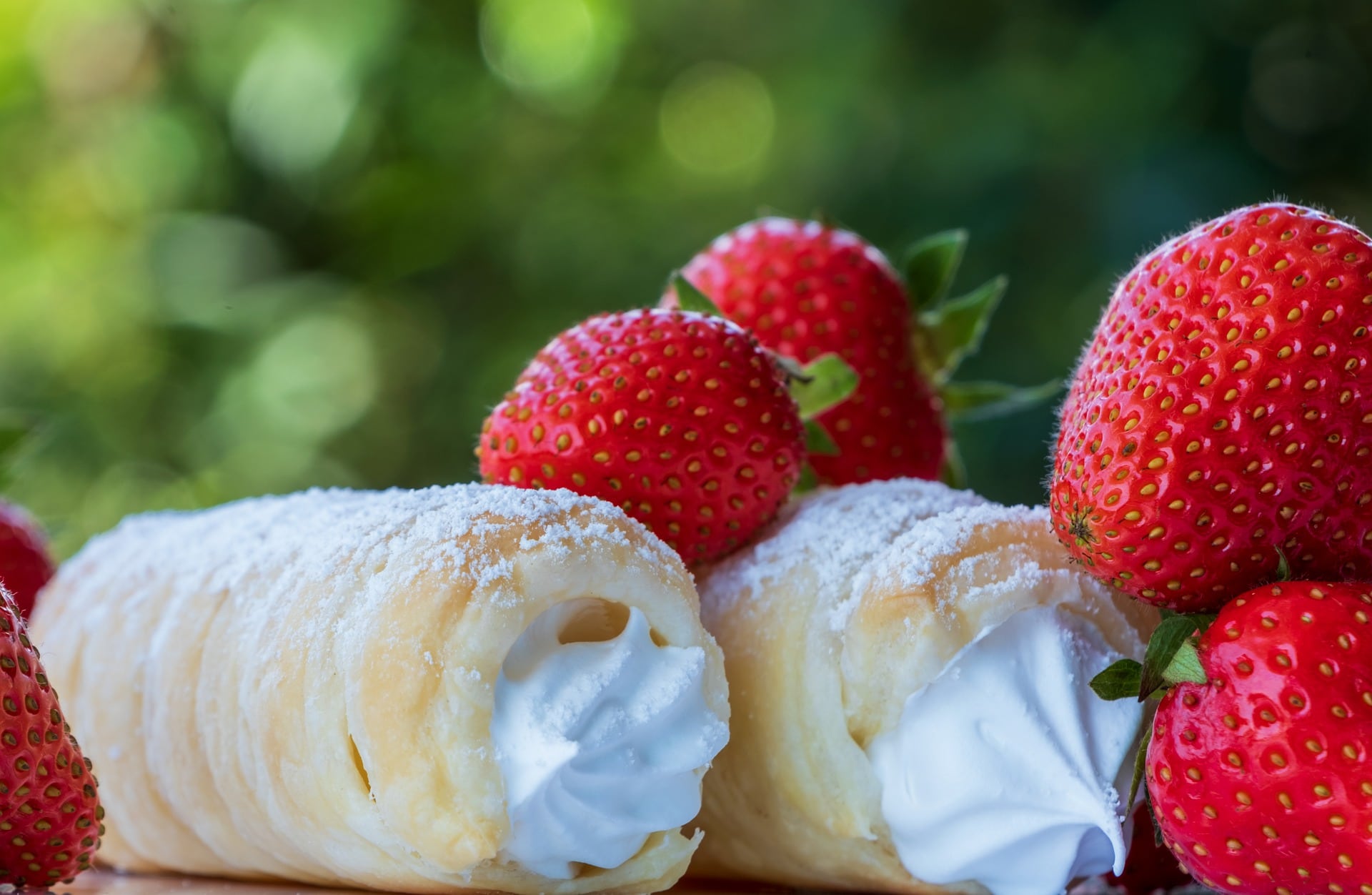 Blätterteigrollen mit Erdbeercreme