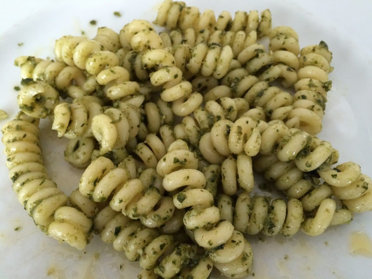 Nudelsalat mit Kürbiskernpesto