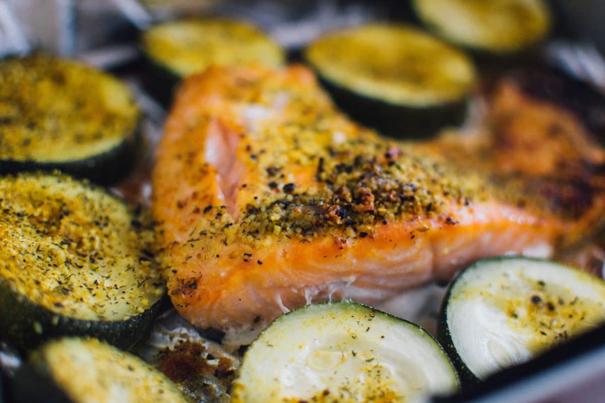 Lachs auf Zucchini-Champignongemüse gedünstet