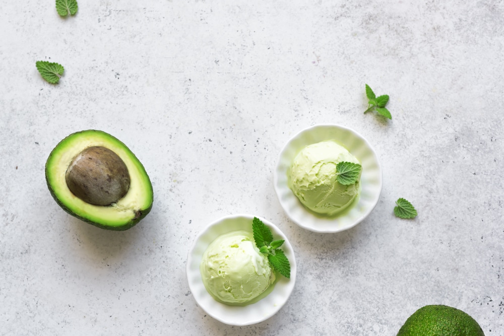 Avocado-Sorbet mit marinierten Erdbeeren