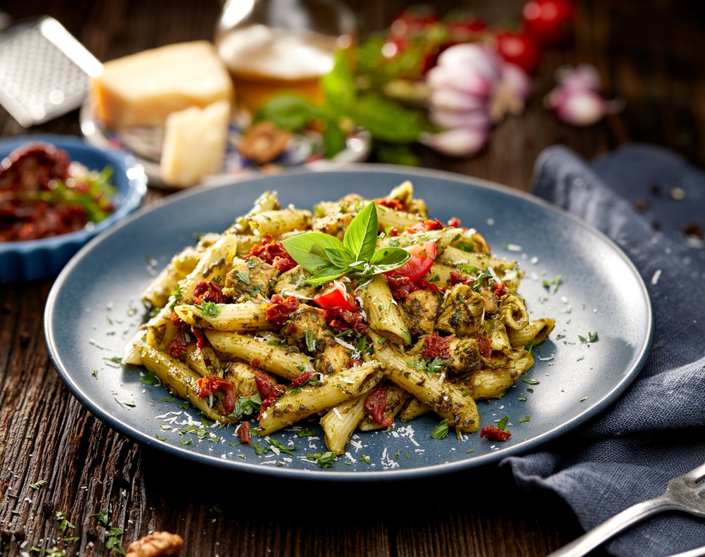 Penne mit Zitronenmelisse-Pesto & Hühnerbrustfilet