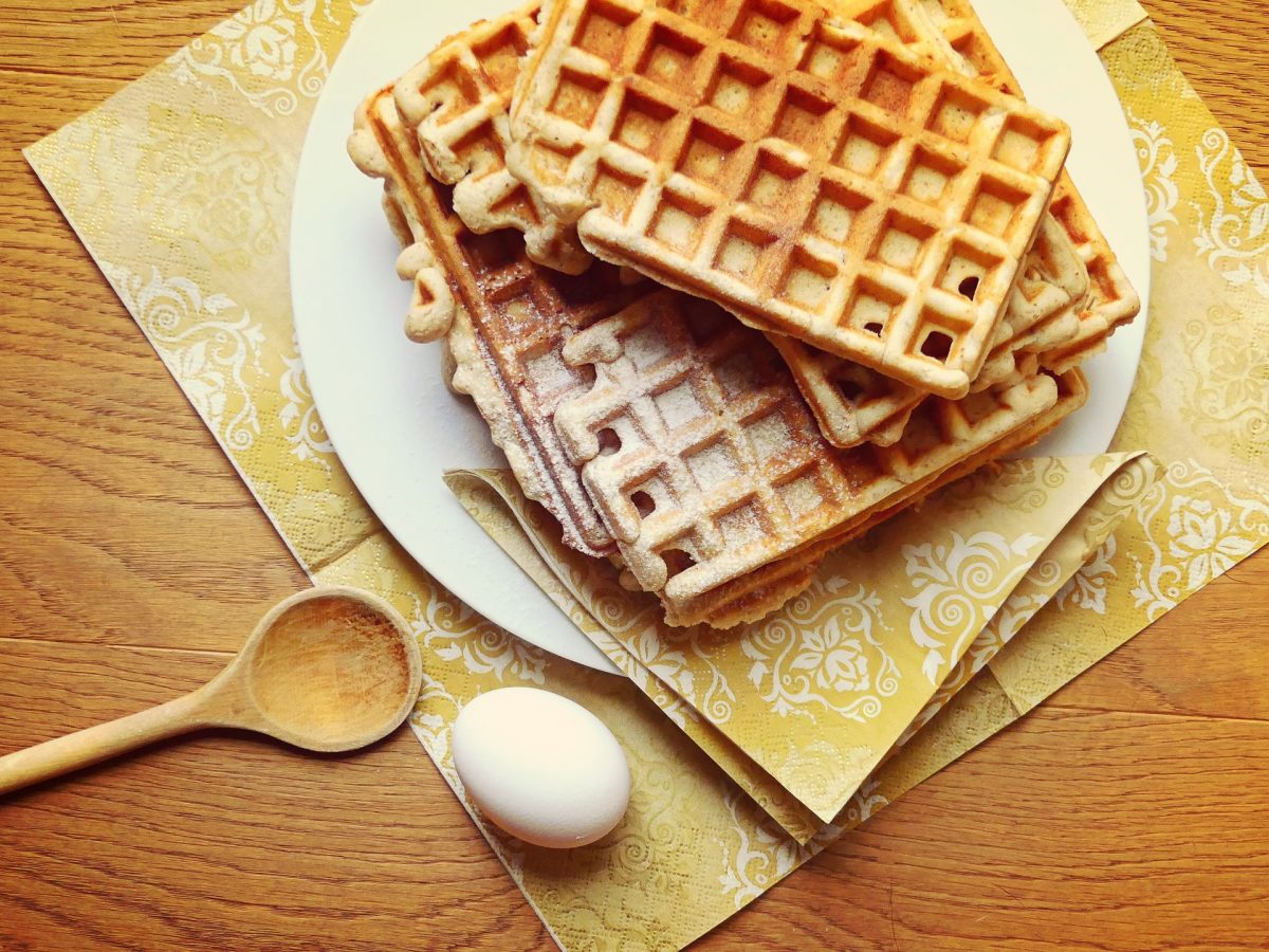 Eierlikörwaffeln mit Rhabarberkompott Rezept