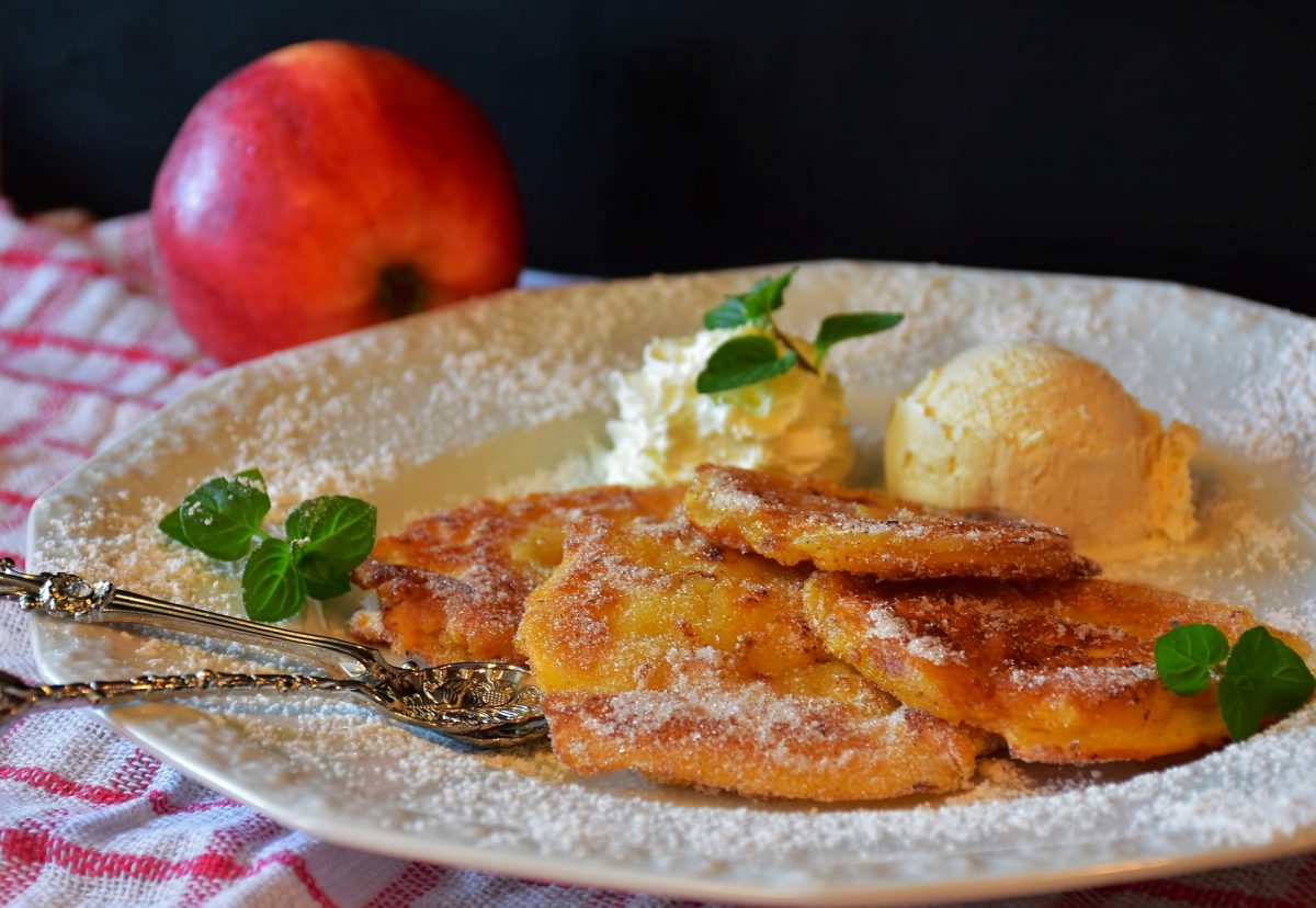 Apfelkiachln mit Mostschaumsoße