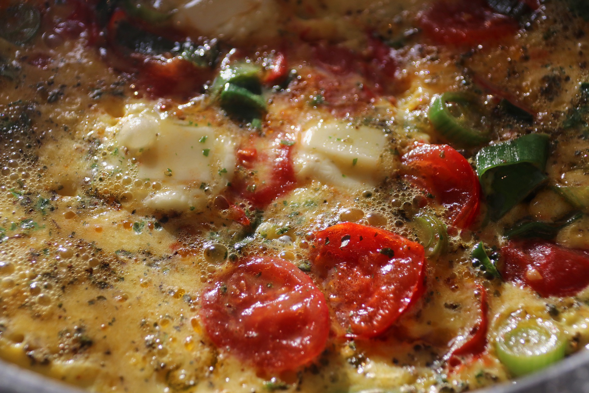 Palatschinken mit Mozzarella und Tomaten