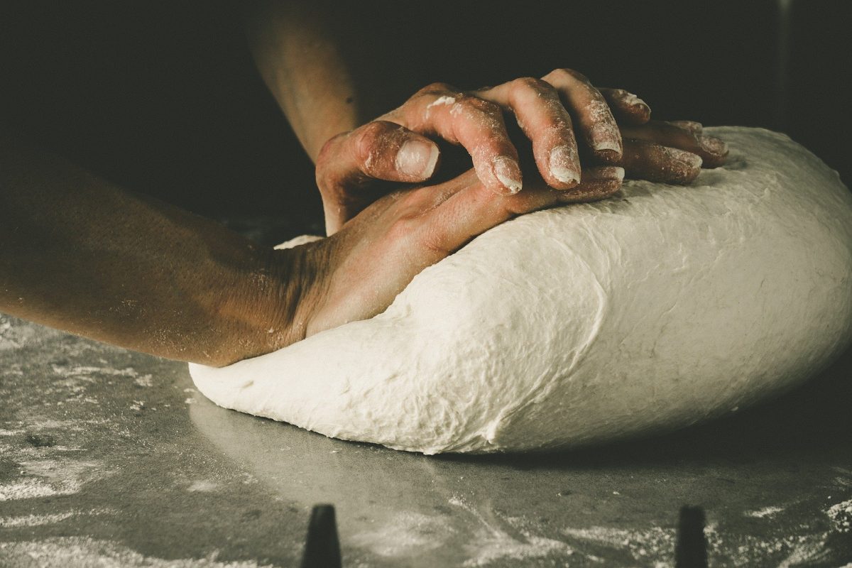 Pizza-Teig für zwei Backbleche