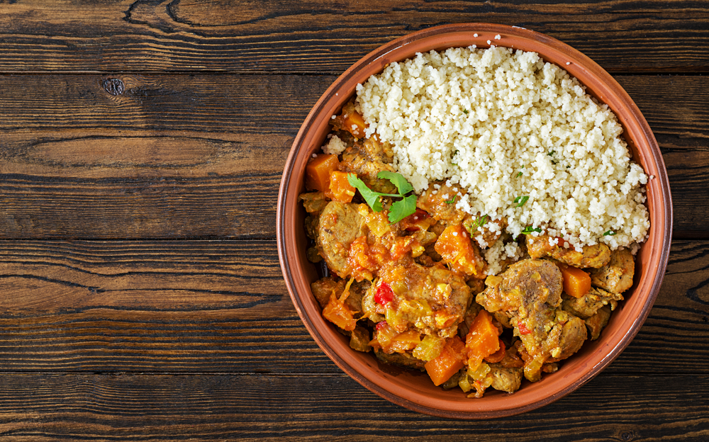 Lamm-Tajine mit Granatapfel und Rauchmandel-Couscous