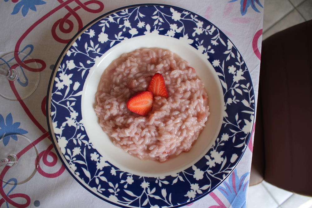 Süßes Holunderblüten-Risotto mit Rhabarber und Erdbeeren