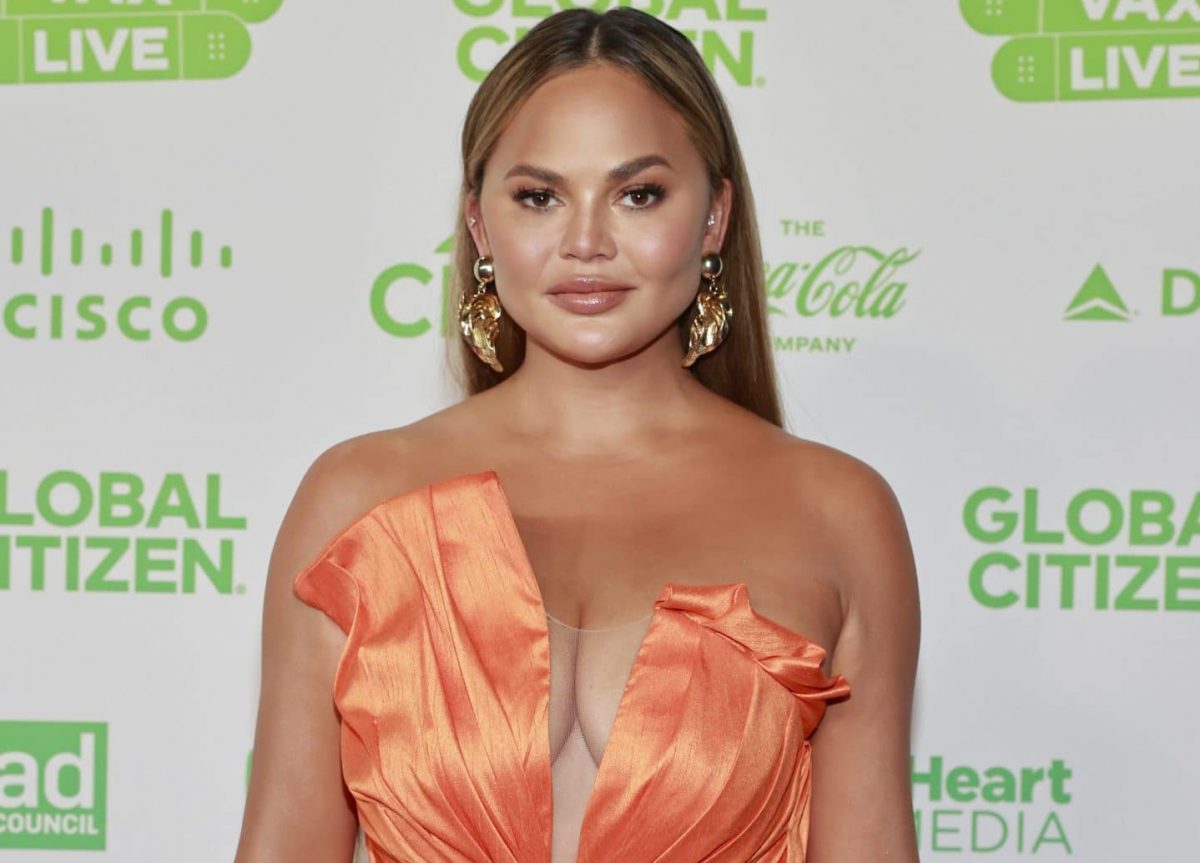Chrissy Teigen: Sängerin Dencia erhebt nach Mobbing-Skandal ebenfalls Vorwürfe gegen das Model Chrissy Teigen: Sängerin Dencia erhebt nach Mobbing-Skandal ebenfalls Vorwürfe gegen das Model