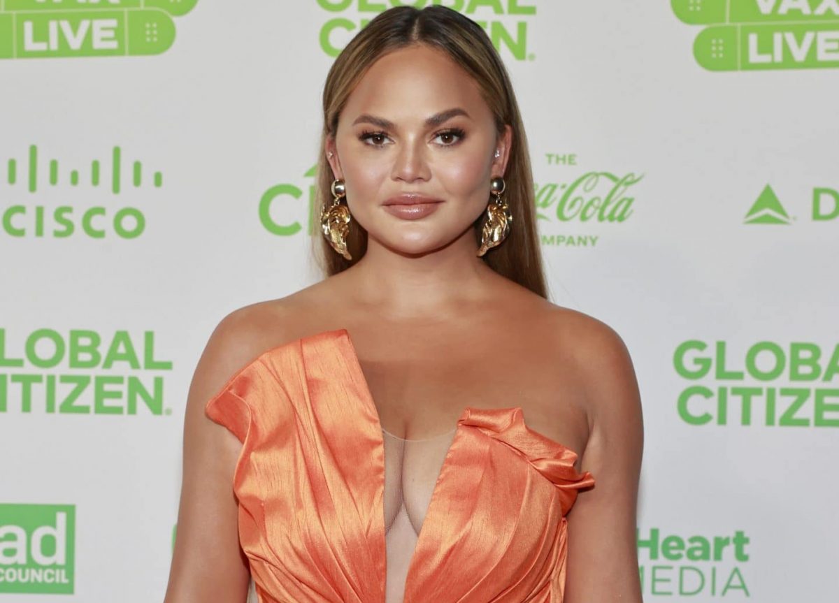 Chrissy Teigen: Sängerin Dencia erhebt nach Mobbing-Skandal ebenfalls Vorwürfe gegen das Model