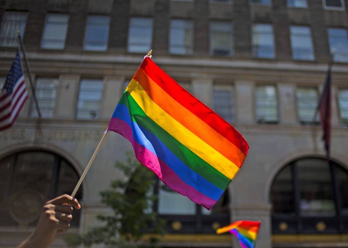 Instagram-User spammen ungarischen Außenminister mit Regenbogenflaggen