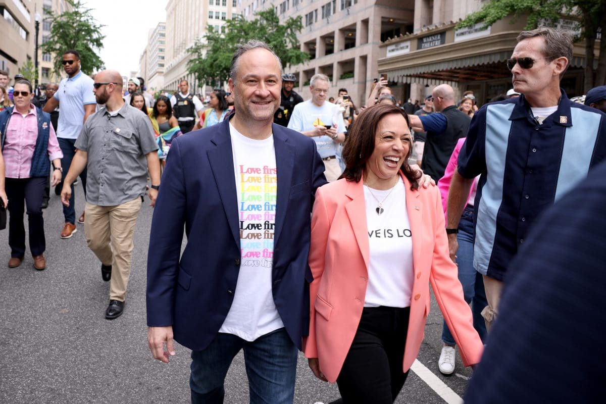 Kamala Harris läuft als erste amtierende Vizepräsidentin bei Pride Parade mit