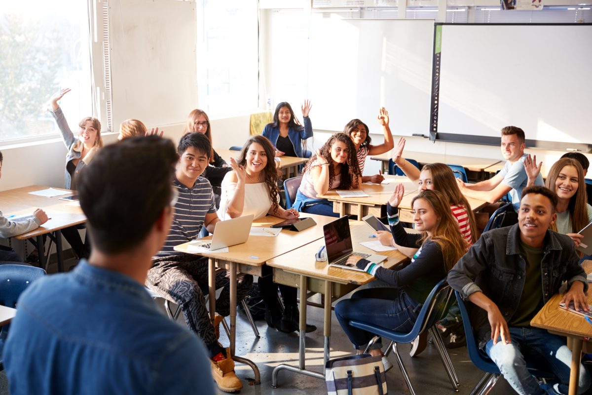 Lehrer tragen Rock im Unterricht, um ihren Schüler zu supporten