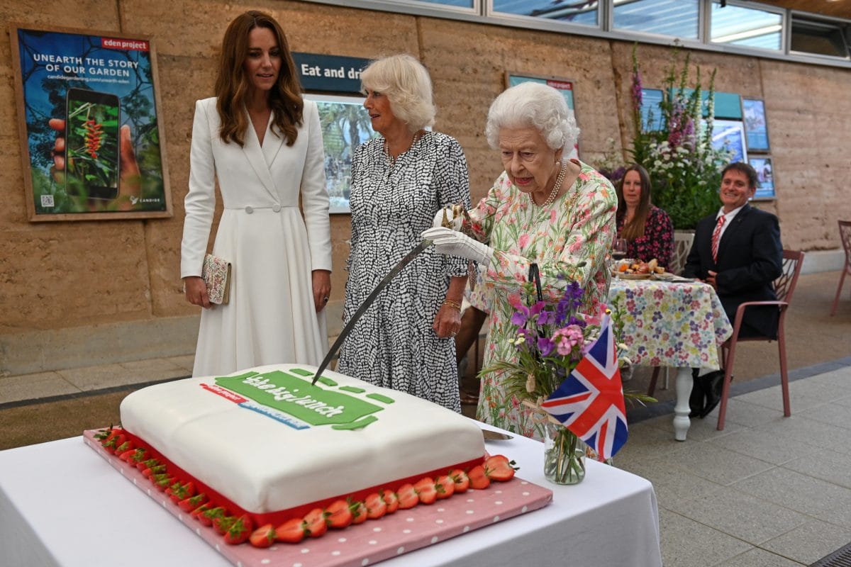 Queen Elizabeth schneidet Kuchen mit Säbel an: Video geht viral