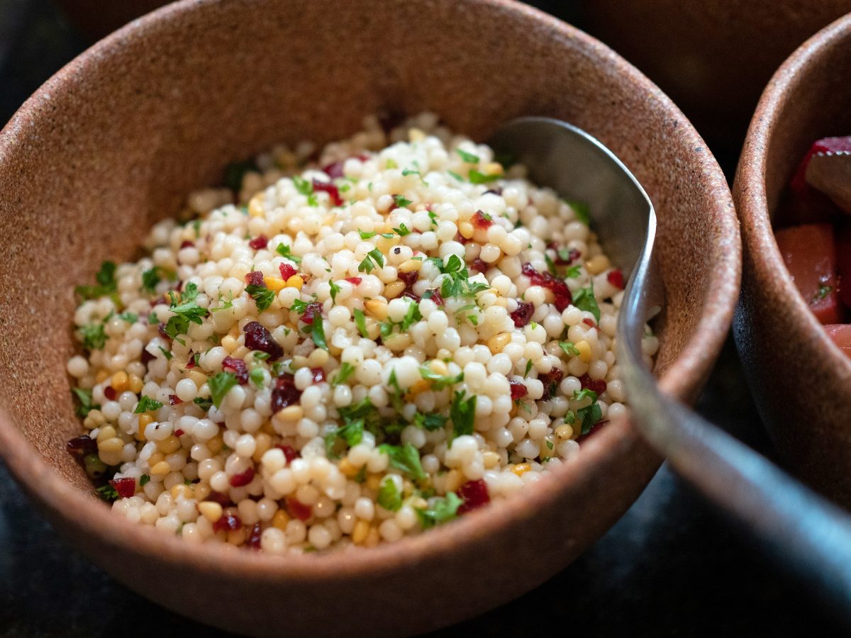 Marokkanischer Couscous-Salat mit roten Linsen