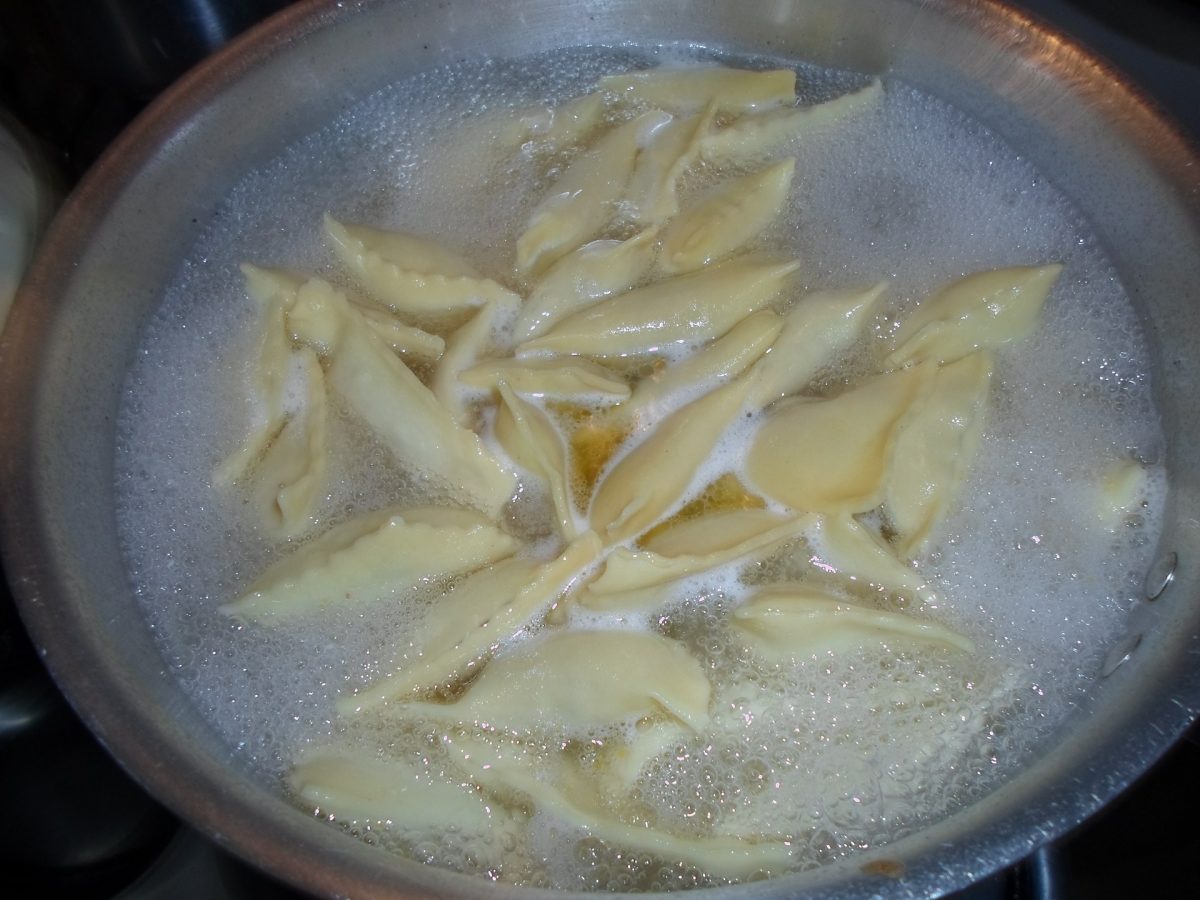 Frischkäse-Ravioli mit Pinienbutter