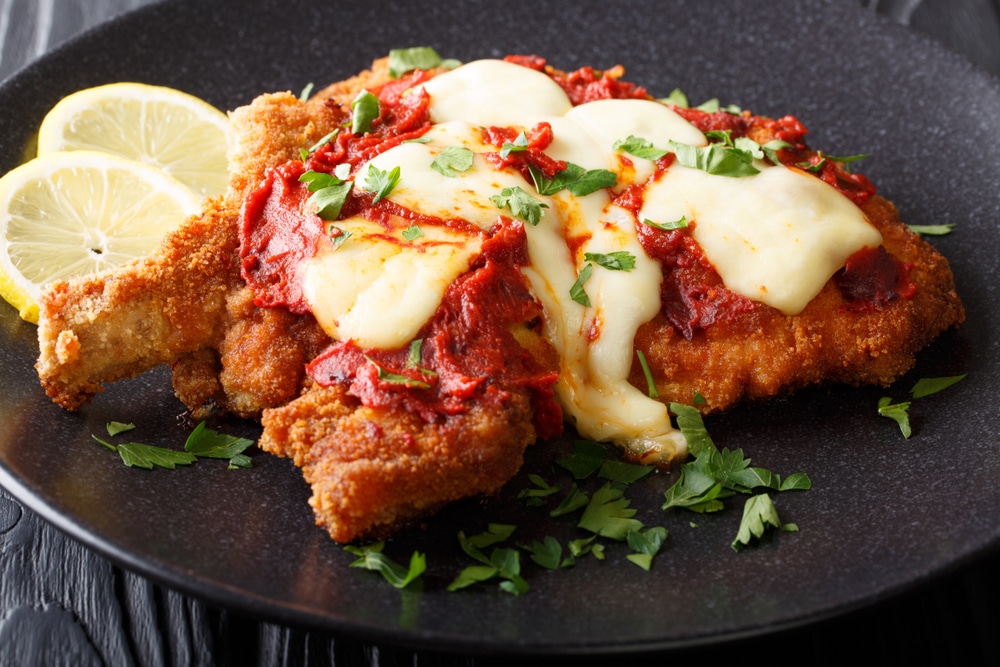 Steaks im Pizzastil mit Käse und Tomaten