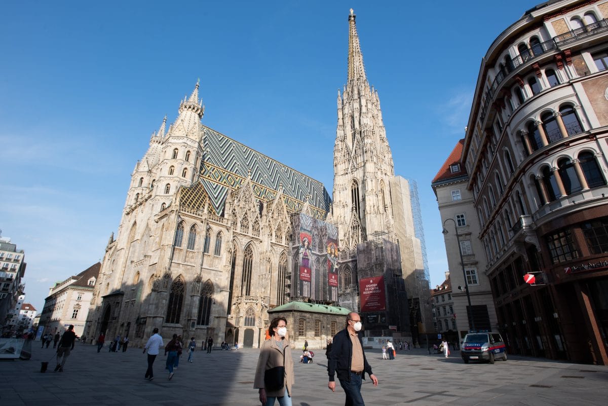 Stephansplatz gesperrt: Bienenvolk löste Feuerwehreinsatz aus