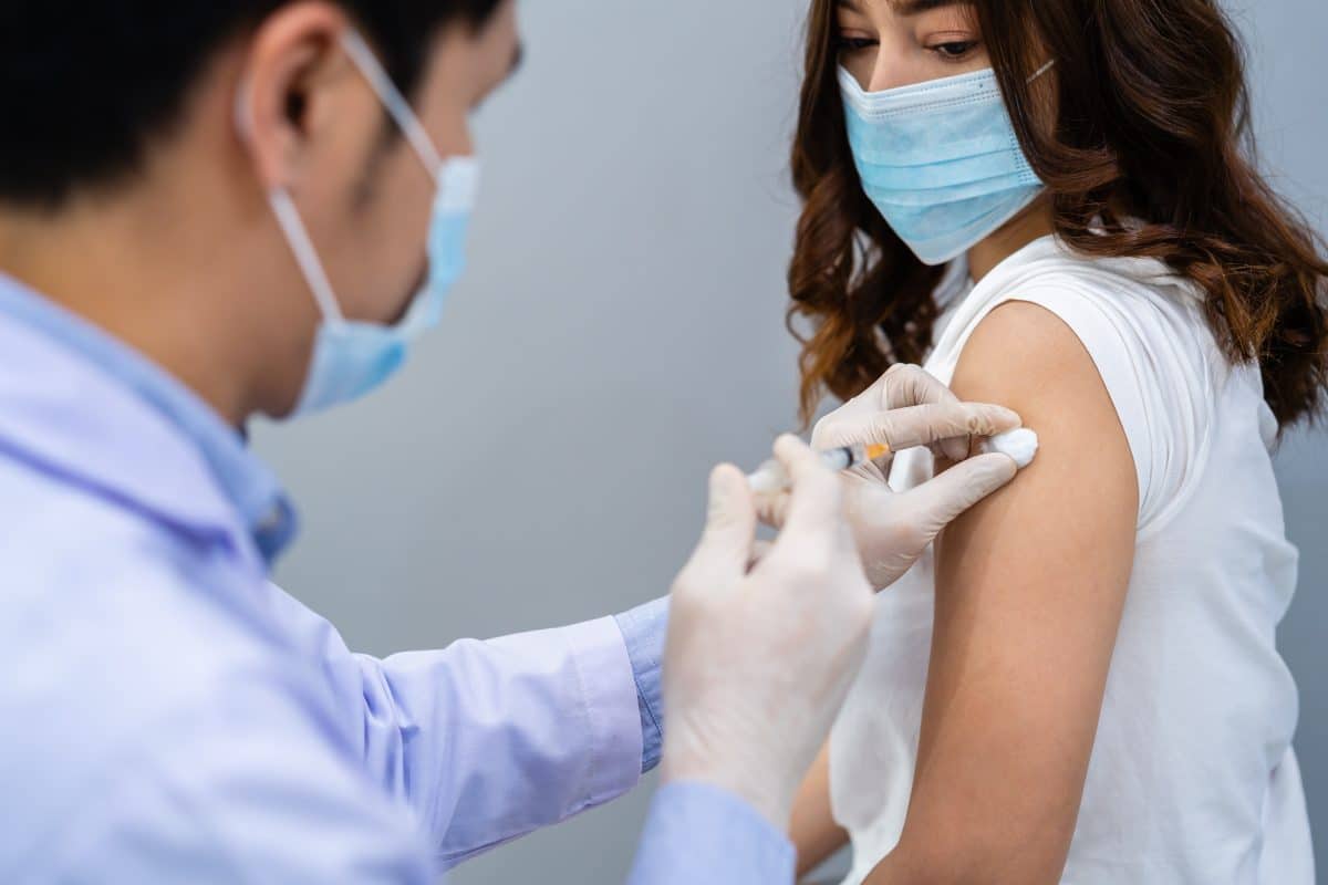 Covid-19 Impfung: Sind weibliche Zyklusschwankungen noch eine unentdeckte Impfreaktion?