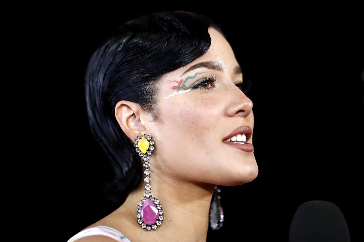 Halsey feiert „Weltstillwoche“ auf Instagram und zeigt sich beim Stillen im Park