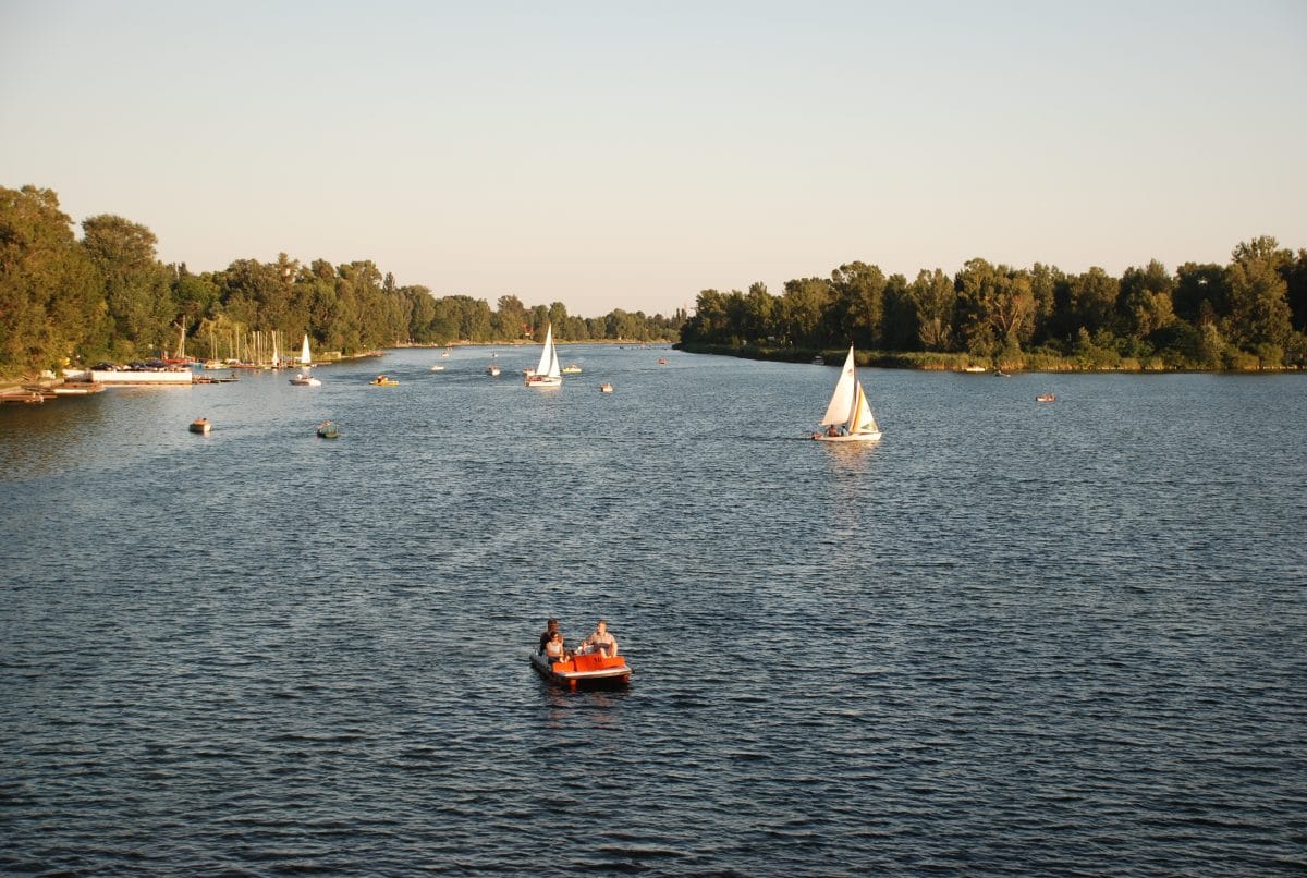 Impfboot auf Donau in Wien unterwegs