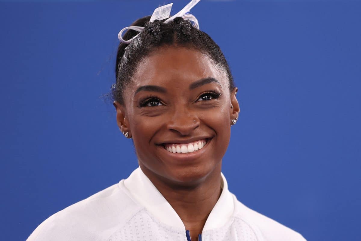Simone Biles bricht Teilnahme bei Olympia ab & setzt wichtiges Zeichen für mentale Gesundheit im Sport