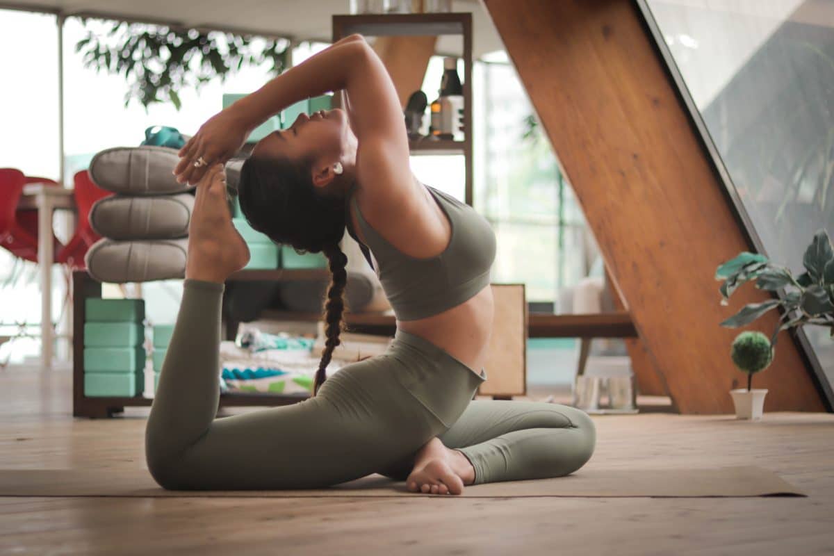 Diese 3 Yogaübungen helfen wirklich bei Stress