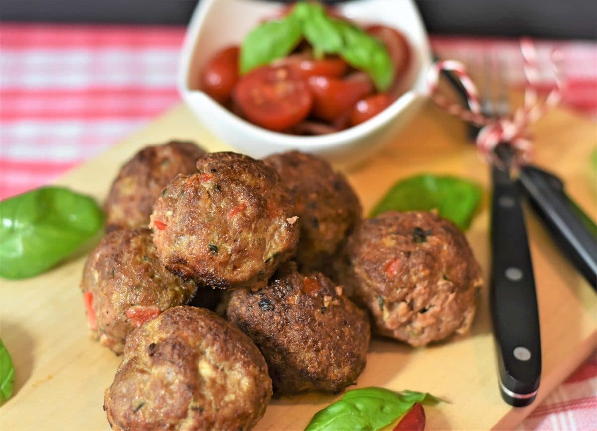 Feurige Meatballs in Currysauce mit buntem Gemüse