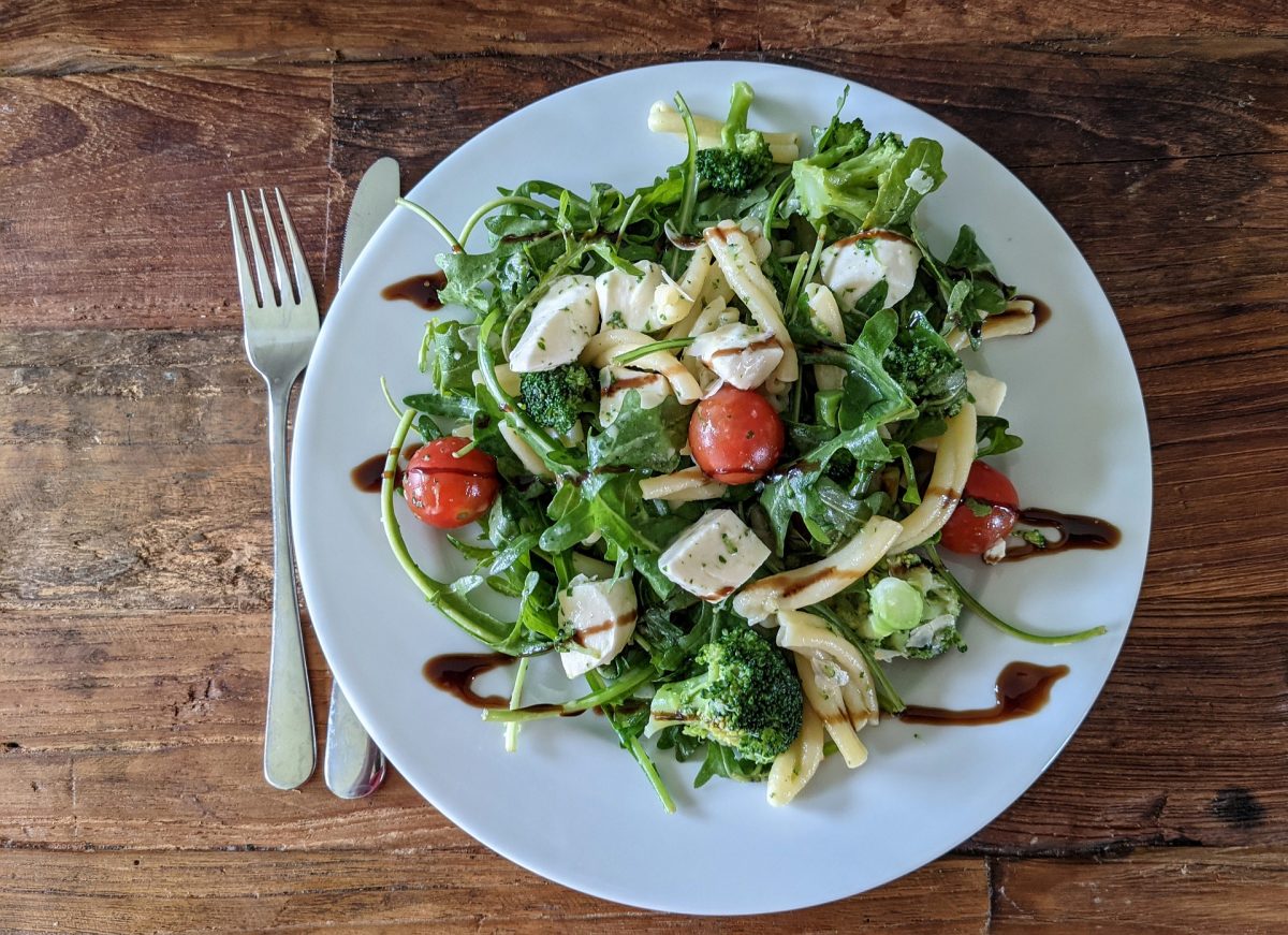 Nudelsalat mit Zuckerschoten, Zitrone und Basilikum