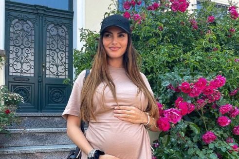 Schwangere Yeliz Koc wegen Unterleibsschmerzen beim Arzt