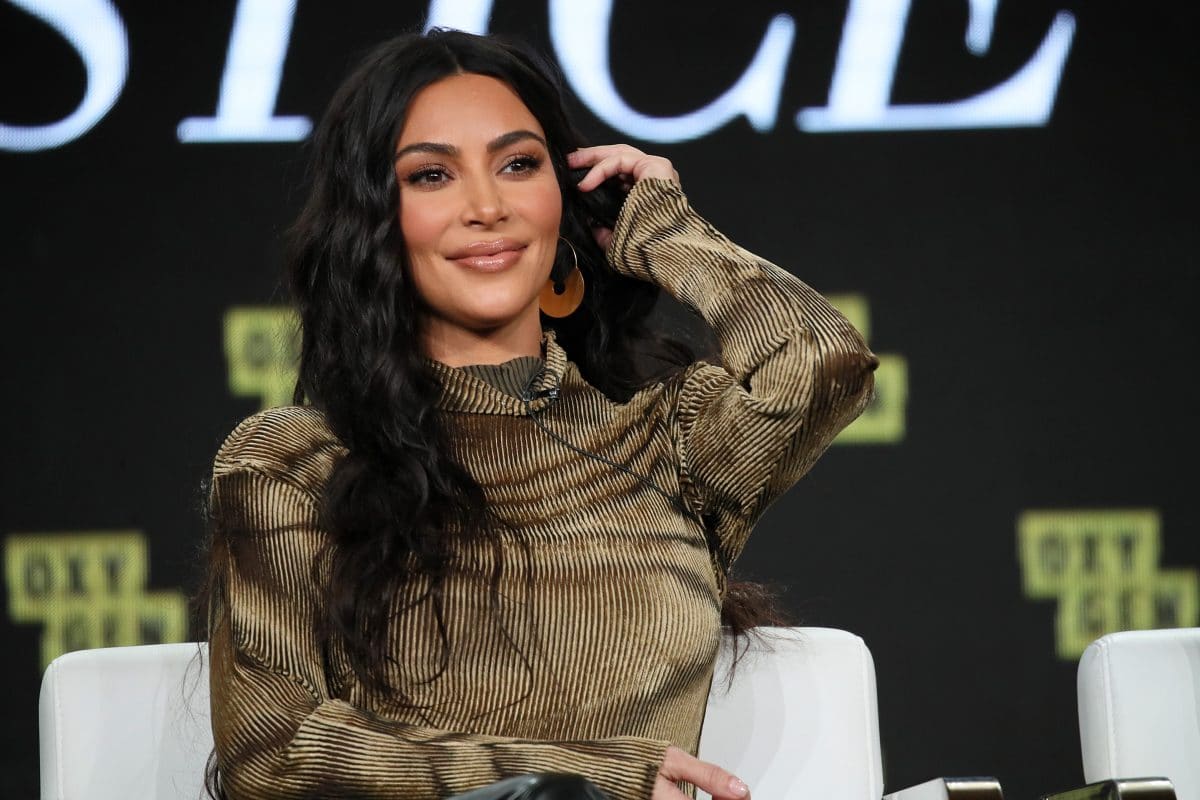 Kim Kardashian taucht im Brautkleid bei Kanye West-Show auf